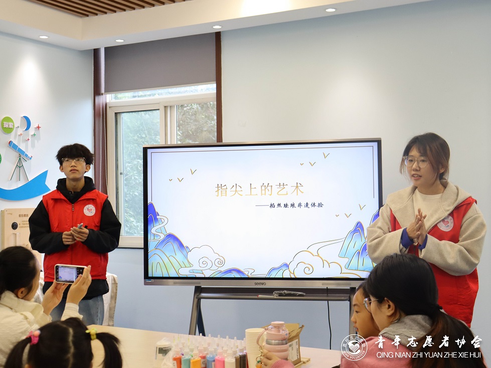 【團(tuán)委】學(xué)院青年志愿者協(xié)會(huì)成功舉辦“金絲彎彎，琺瑯閃閃”非遺手工課程