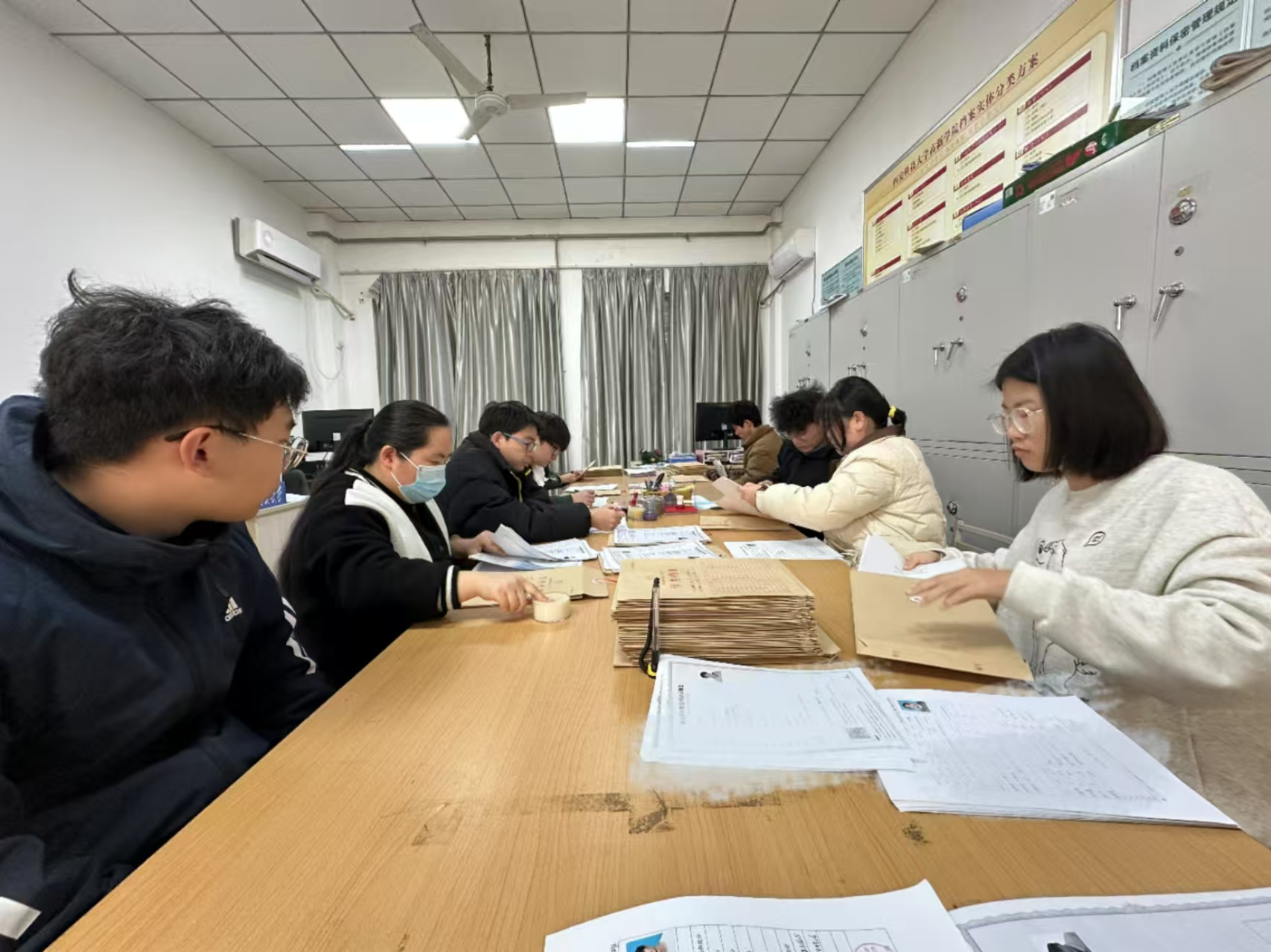 【檔案館】學(xué)院檔案館圓滿完成2024級(jí)新生檔案材料移交歸檔工作