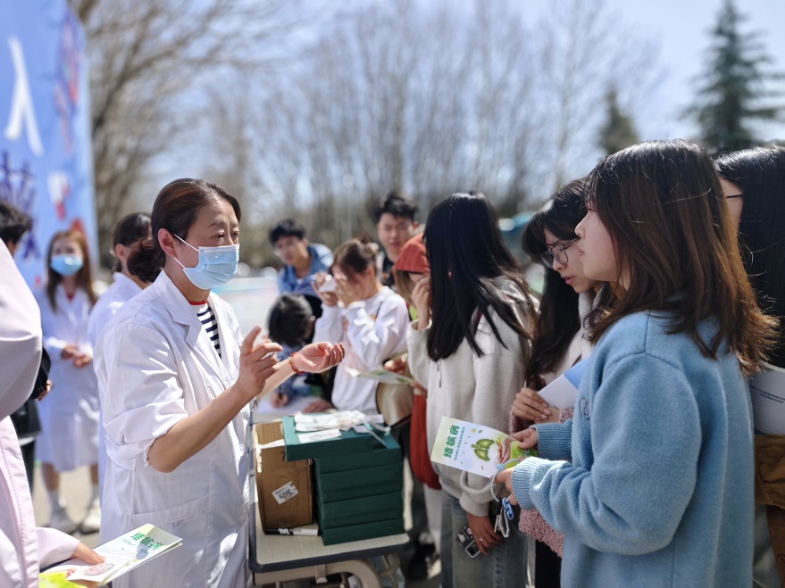 學(xué)院舉辦“全面行動、全力投入、全民參與、終結(jié)結(jié)核”為主題的結(jié)核病防治宣傳活動
