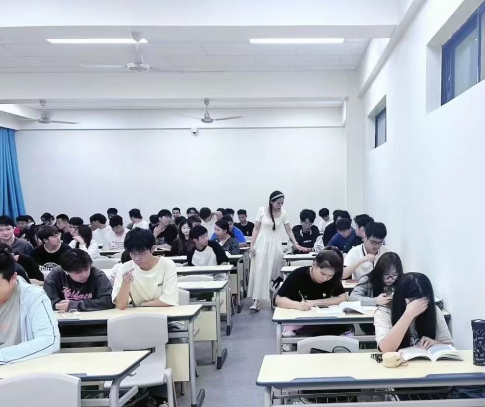 爆！學?！板\鯉”輔導員沖上熱搜！
