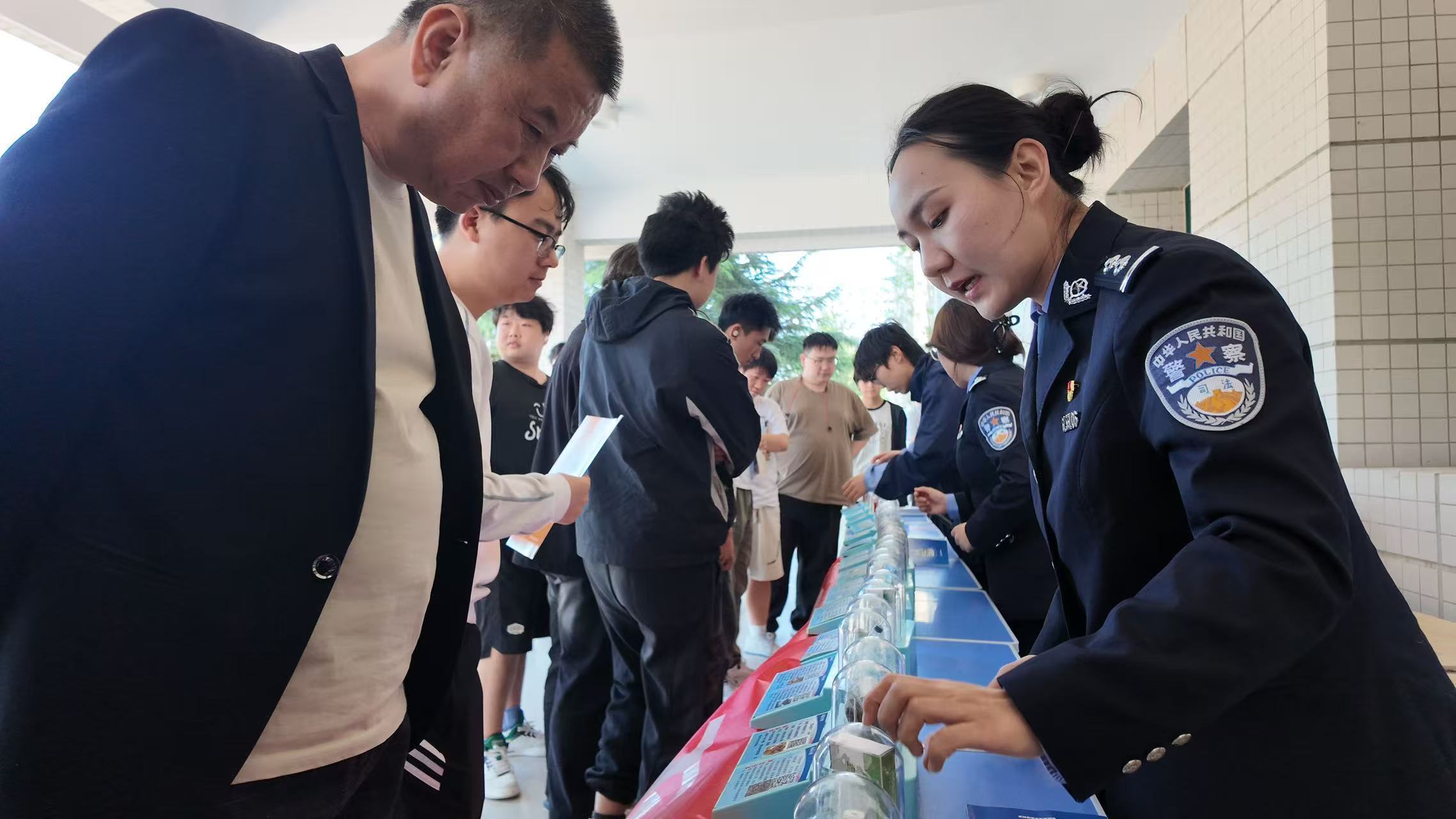 【群眾新聞】“警花花”進(jìn)校園，筑牢禁毒國(guó)安防線