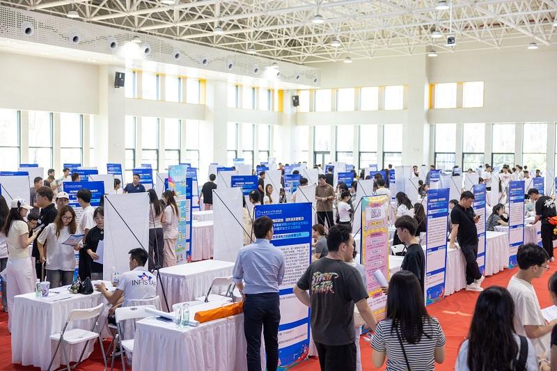 【群眾新聞網(wǎng)】西安科技大學(xué)高新學(xué)院2025屆畢業(yè)生就業(yè)暨2026屆畢業(yè)生實(shí)習(xí)招聘會(huì)順利舉行