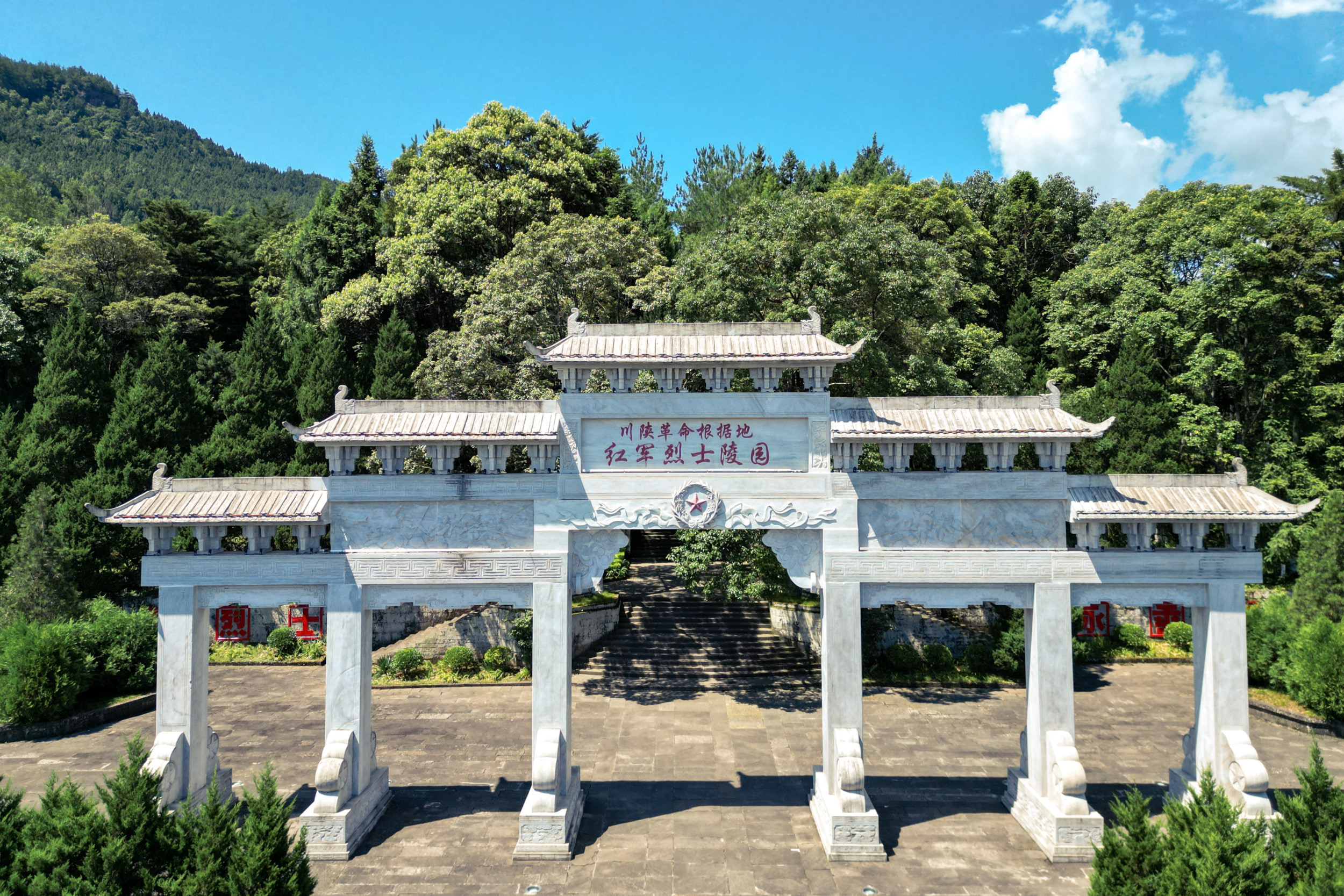 城市建設學院“紅旗漫卷川陜，革命星火燎原”紅色研學實踐團到川陜革命根據(jù)地紅軍烈士陵園開展活動