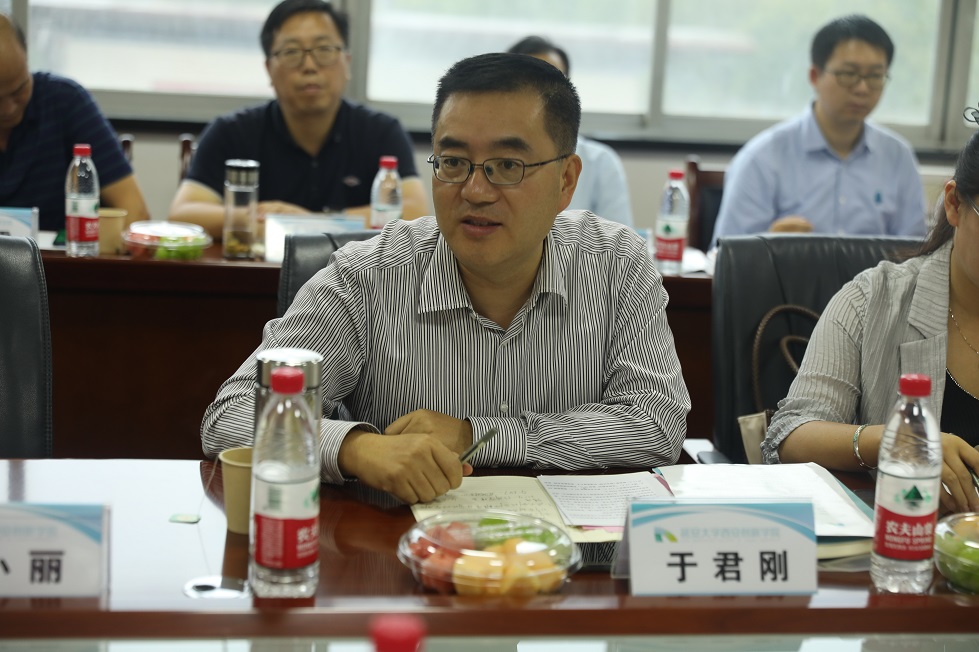 陜西理工大學(xué)經(jīng)濟管理與法學(xué)學(xué)院于君剛院長介紹學(xué)院概況