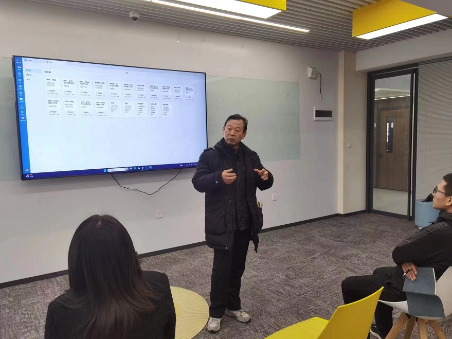 經濟與管理學院召開國際項目數(shù)字化管理專項培訓會