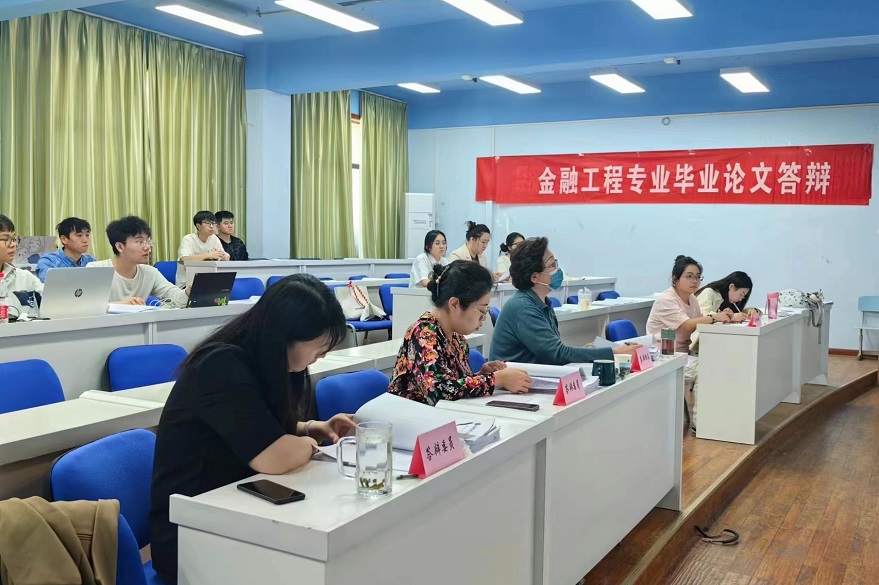答辯評(píng)委認(rèn)真聽取答辯內(nèi)容 (2)