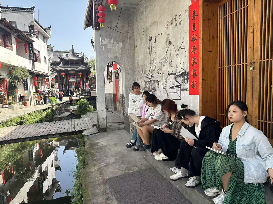圖5 學(xué)生進(jìn)行寫生