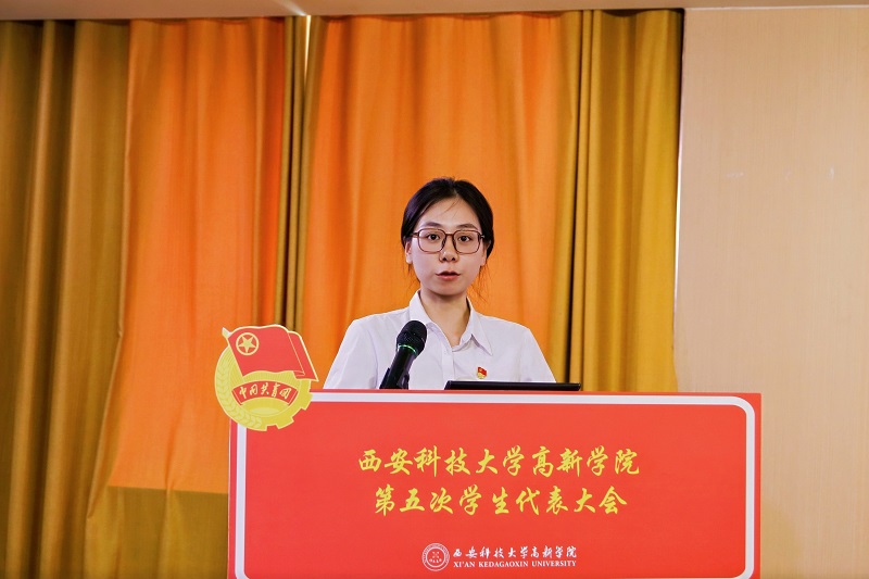 12張西唯宣讀倡議書(shū)
